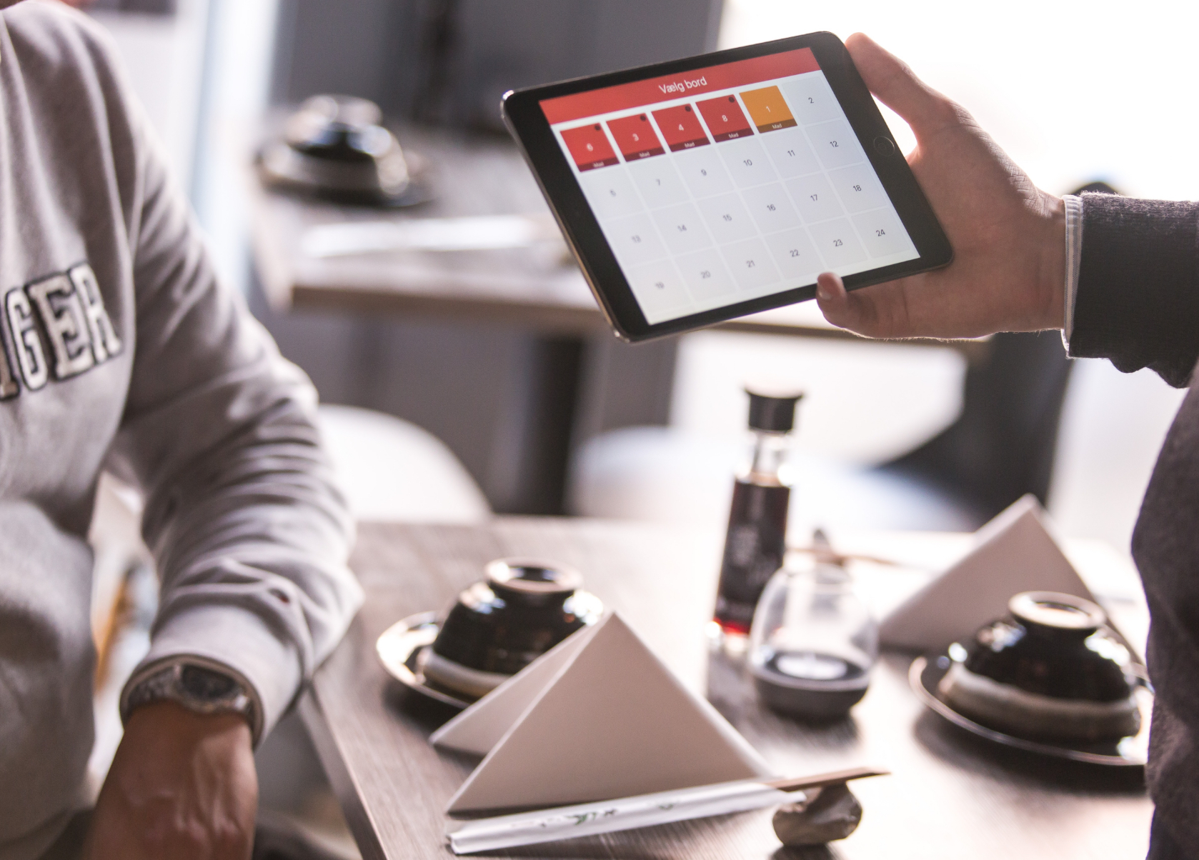 Personne avec une tablette dans les mains